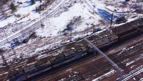 Locomotora-Ferroviaria-Tirando-De-Vagones-De-Carga-A-Lo-Largo-De-Las-Vías-Cerca-De-Katowice,-Polonia