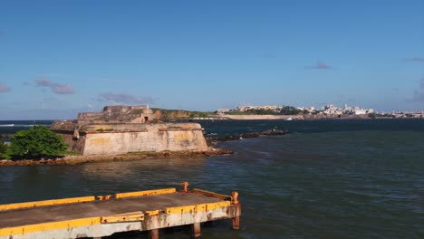 Dröhnen-Entlang-Fort-San-Juan-De-La-Cruz-In-Puerto-Rico