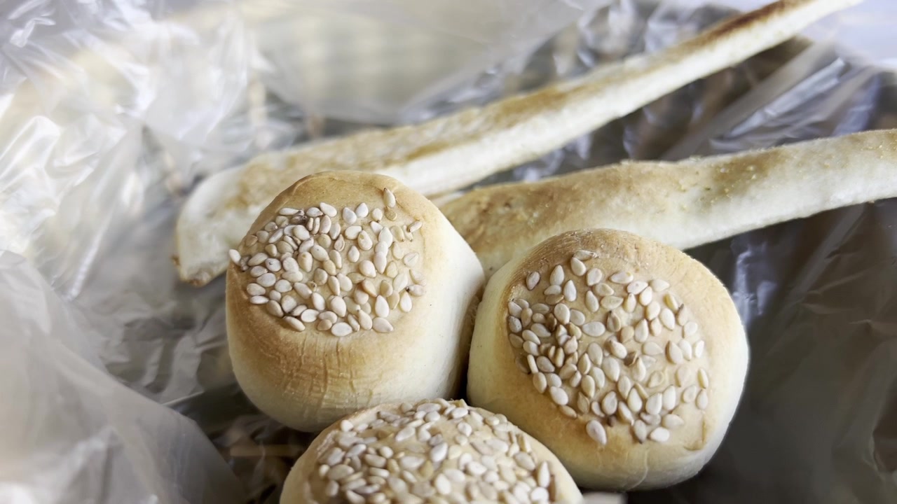Pane assortito con semi di sesamo che evoca calore e comfort, perfetto per temi culinari