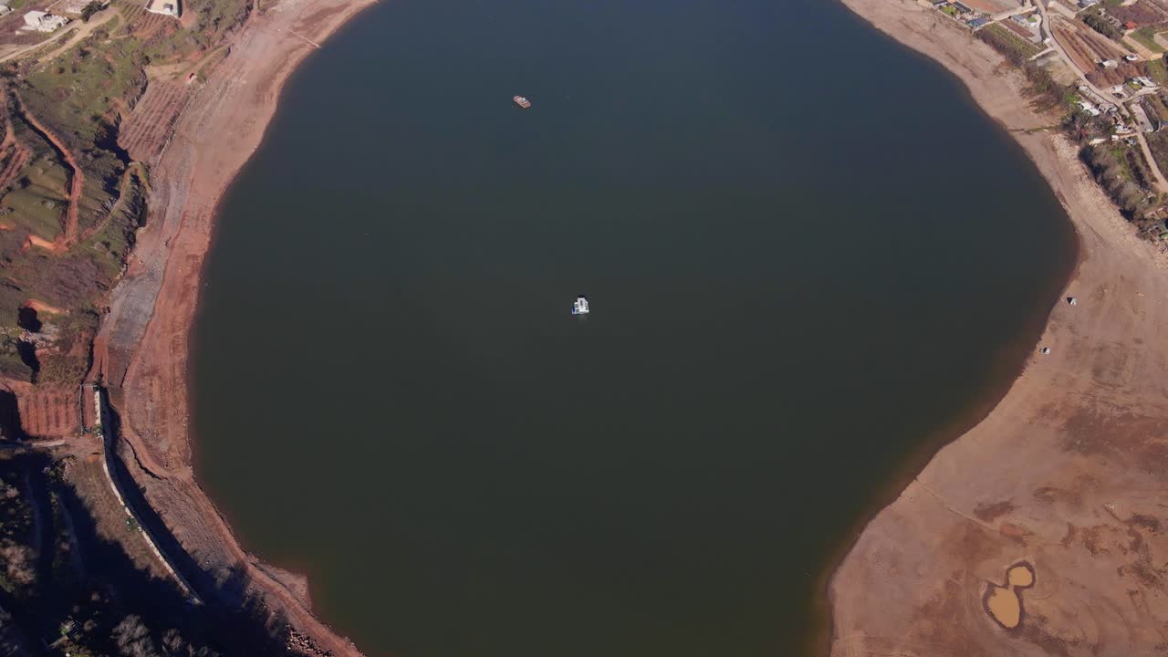 화산 분화구 호수 램, 이스라엘의 멀어지는 해안선을 보여주는 상위 뷰