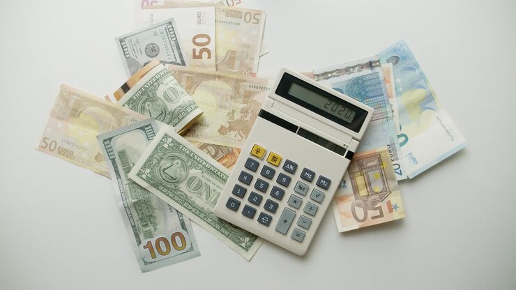 Mobile banking invece di denaro contante e vecchia calcolatrice. Chromakey