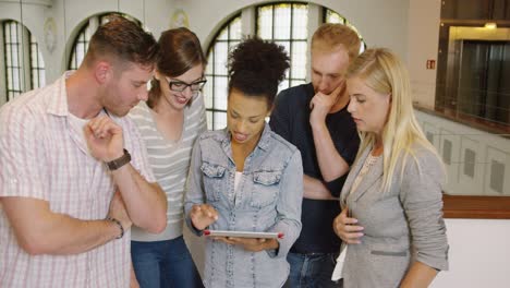personas mirando ideas en tableta