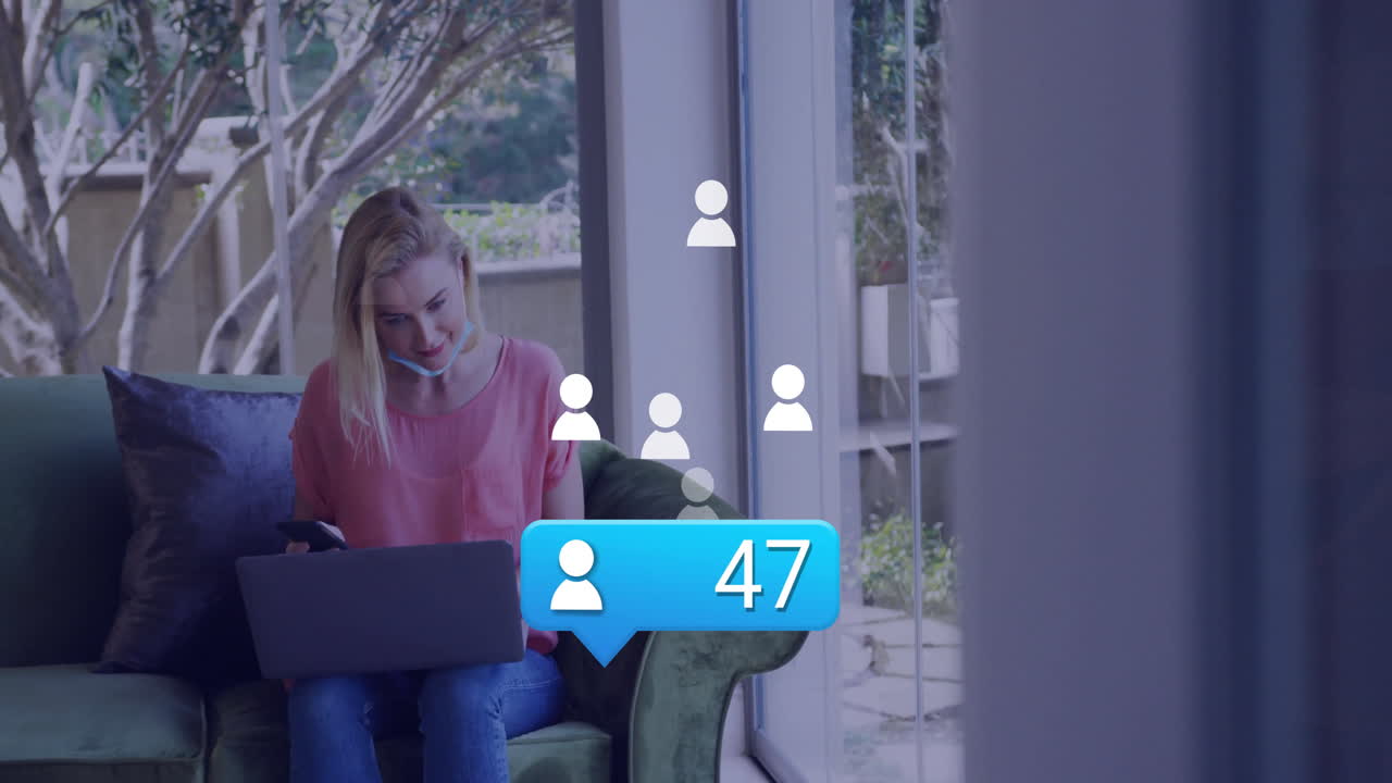 анимация медиа-икон над кавказской женщиной с помощью ноутбука