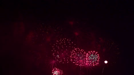 hermosa exhibición de trabajo de fuego colorido por la noche para la celebración en el festival