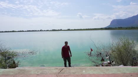 hombre en el lago vadatalav