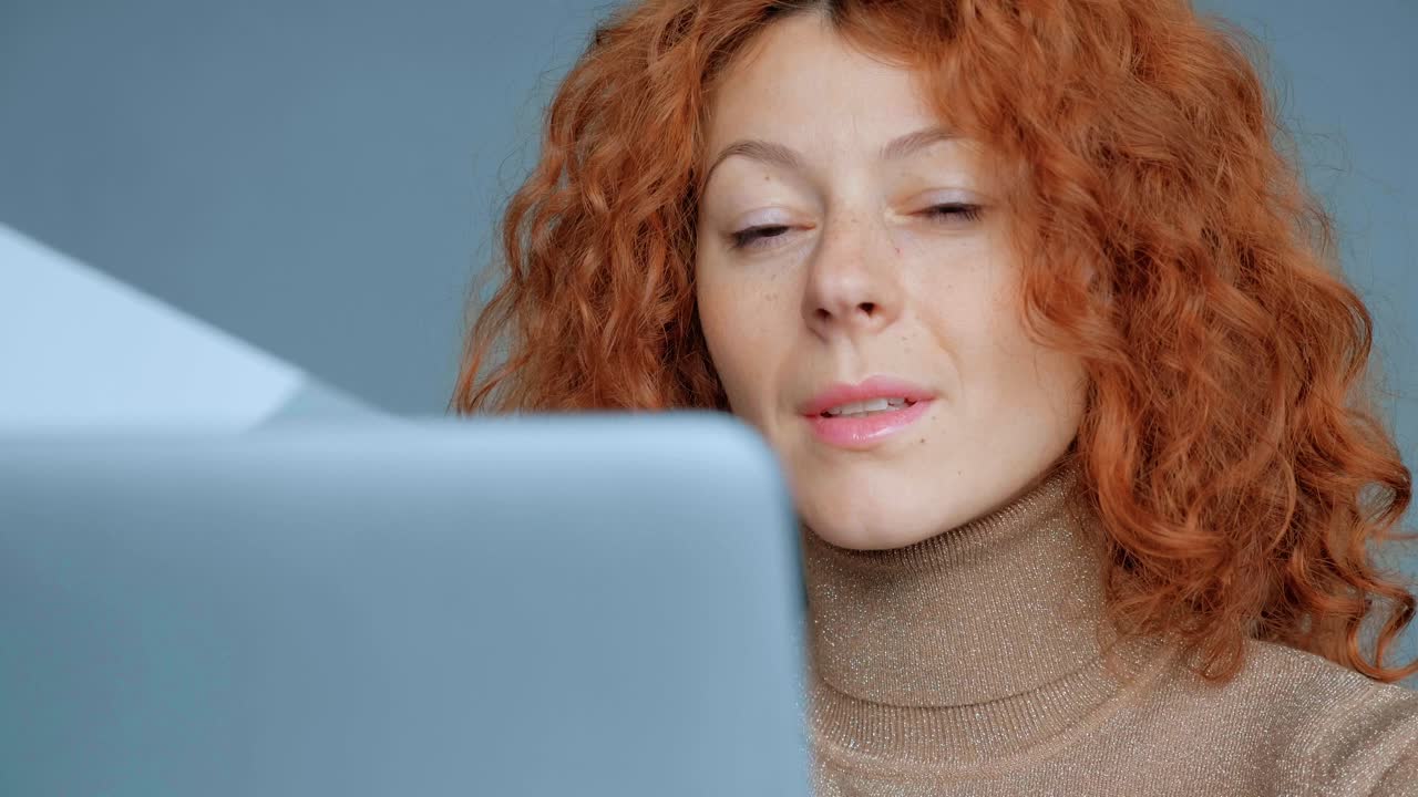 Mujer que trabaja en la computadora portátil