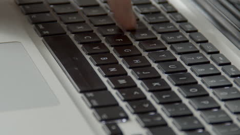 escribiendo con un solo dedo en el teclado del portátil