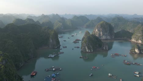 Sobrevuelo-Aéreo-Brumoso-De-Las-Jaulas-De-Pesca-Flotantes-De-La-Bahía-De-La-Han-En-Vietnam