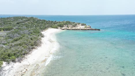 Meereswellen-Krachen-An-Der-Felsigen-Küste-Der-Isla-Cabra-In-Montecristi,-Dominikanische-Republik