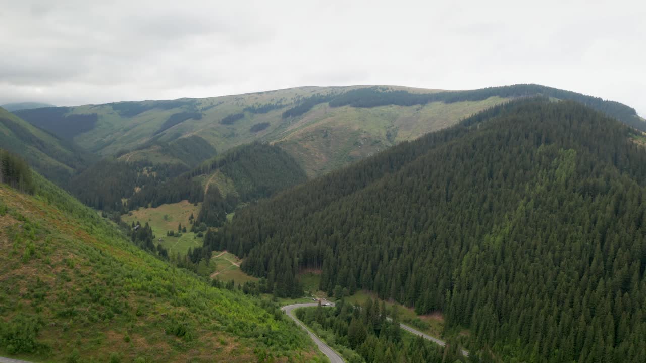 vista aérea de 4k en tiempo real de montañas y un camino sinuoso en el parque nacional low tatras en eslovaquia