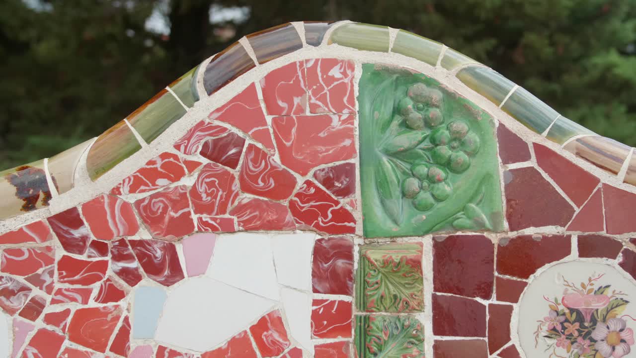 Kleurrijke tegelmozaïekbank bij de hoofdingang van Park Güell in Barcelona, Spanje.