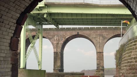 arcos de ladrillo runcorn antiguo jubileo de plata cruce del puente - antiguo camino de piedra empedrado