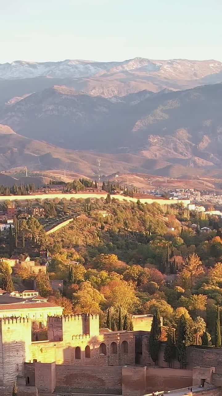 Granada oferece uma vista da Alhambra e das montanhas ao redor no outono
