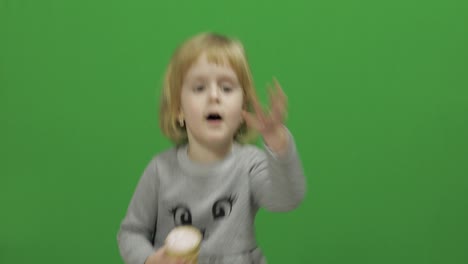 Niña-Con-Helado-En-Una-Pantalla-Verde,-Clave-Cromática