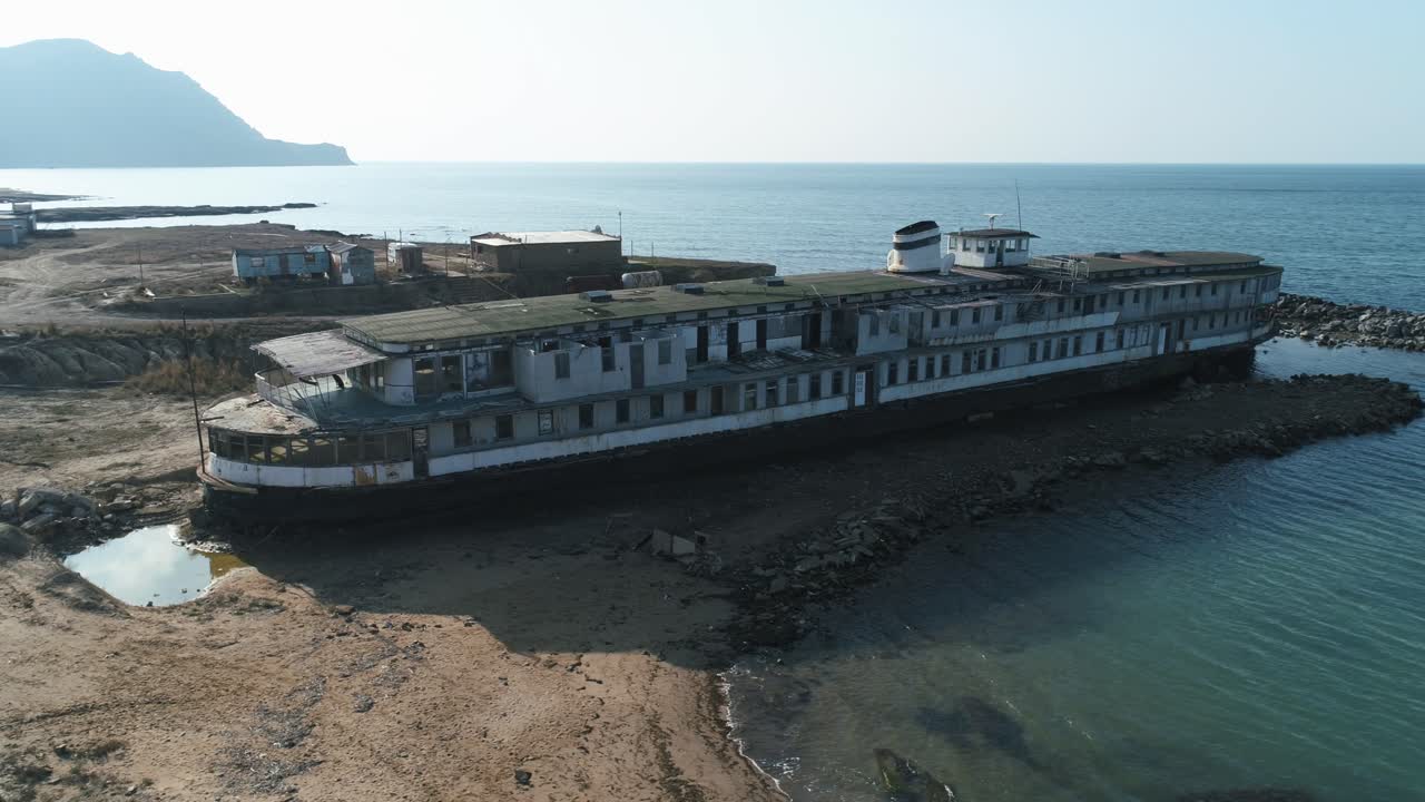 해안 해변 에 버려진 배