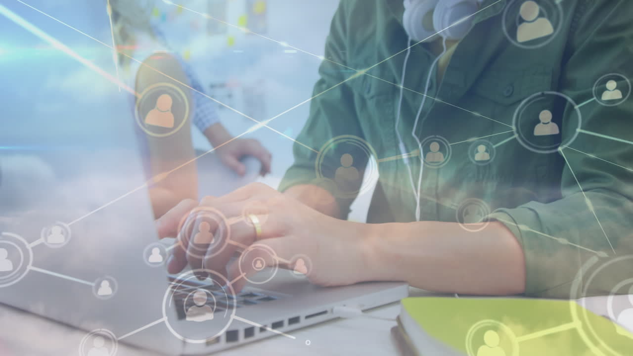 red de iconos de perfil sobre hombre asiático usando computadora portátil en la oficina contra nubes en el cielo azul