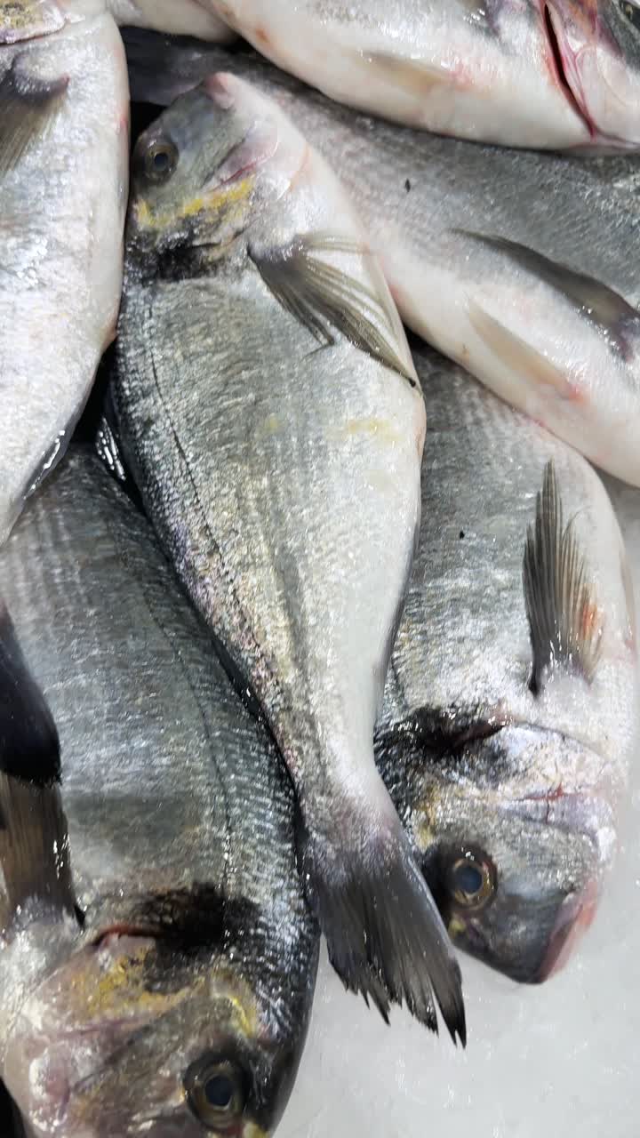 pescado fresco en el mercado