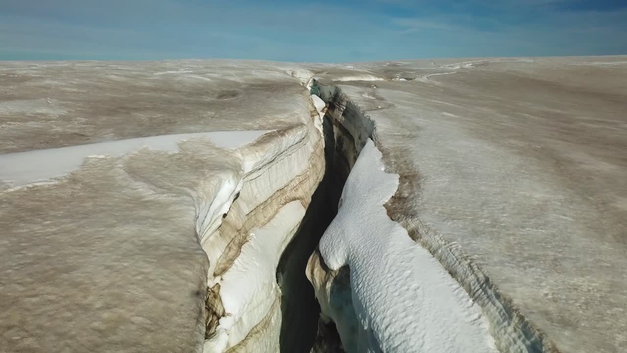 은 날 아이슬란드 빙하의 얼음 표면에 균열이 있는 얼음 균열 위의 공중 풍경