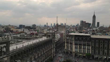 Vistas-Aéreas-Del-Centro-De-La-Ciudad-De-México-Con-La-Icónica-Torre-Latina-Al-Fondo