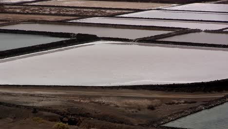 Tiro-Medio-De-Salinas-De-Janubio,-Producción-De-Sal-En-Lanzarote,-Islas-Canarias,-España