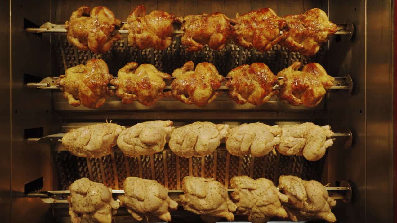 sabroso pollo en una parrilla - máquina de asador de pollo en el restaurante