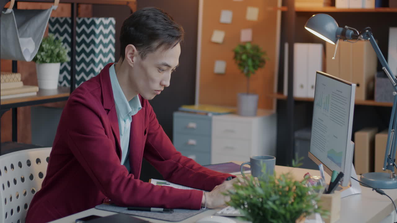 사무실에서 컴퓨터로 일하는 사업가