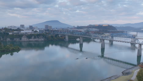 imágenes aéreas de botes de remos en el río tennessee en chattanooga tennessee en un día nublado