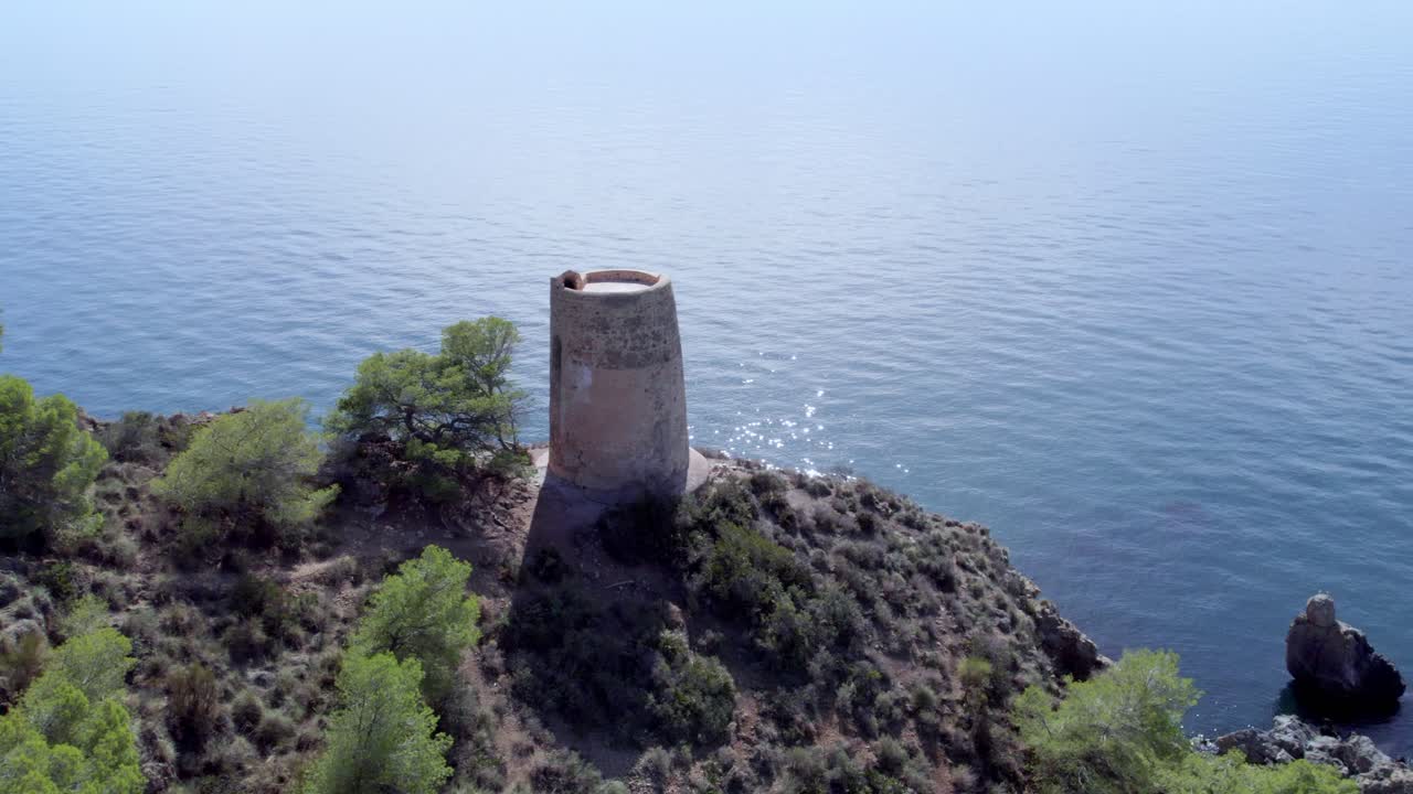 vista aérea de las ruinas medievales junto a los acantilados