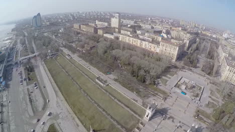 Vista-Aérea-De-La-Ciudad-Y-El-Paseo-Marítimo-En-Volgogrado,-Rusia