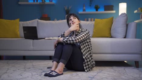 la mujer sospechosa piensa.