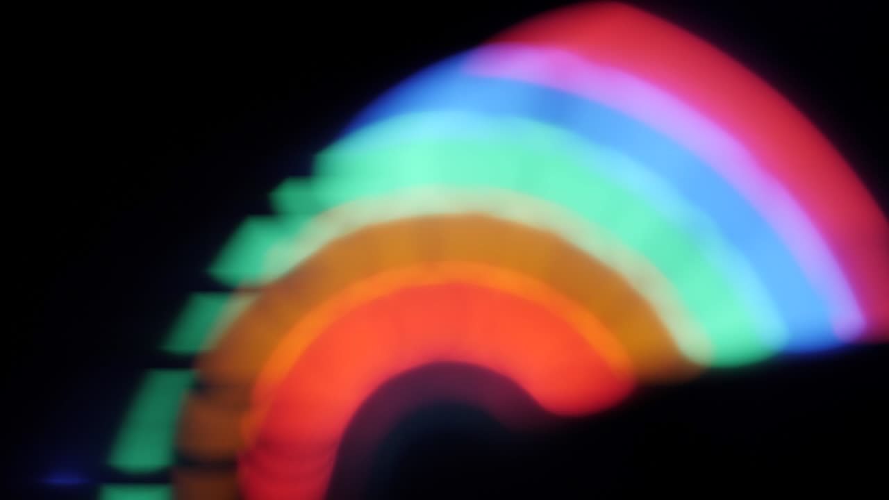 다채로운 댄스 레인보우 서클 보케 배경, 색의 레인 보우 스트럼, 디스코 댄스 및 전자 음악, 추상적인 흐릿한 벽지, 검은색 배경에 다채로운 빛 과 광선.