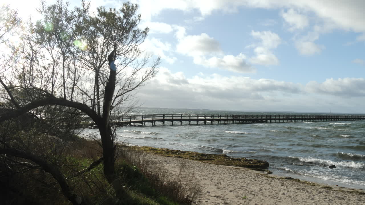 paning strand på en kold dag i efteråret