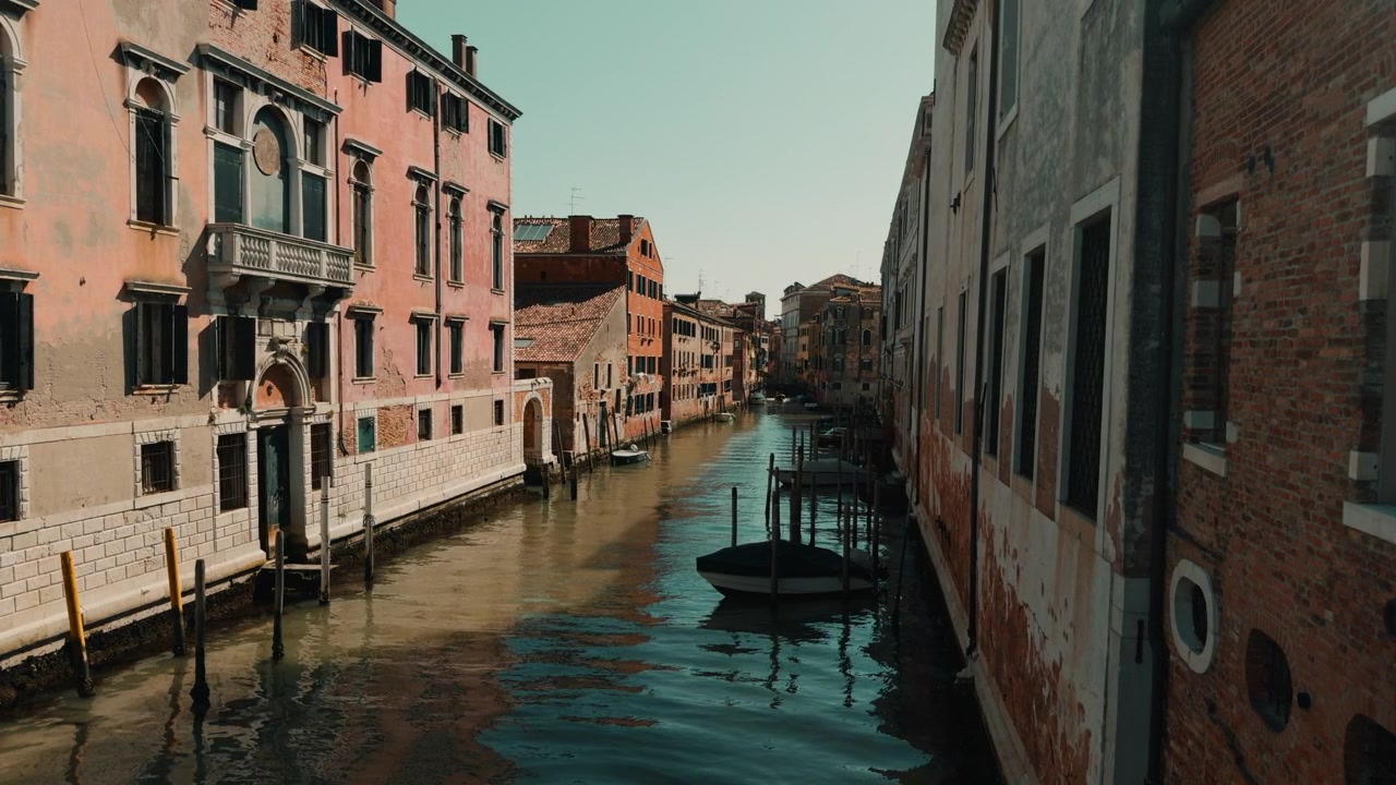 Kênh đào Venice giữa các tòa nhà lịch sử ven kênh