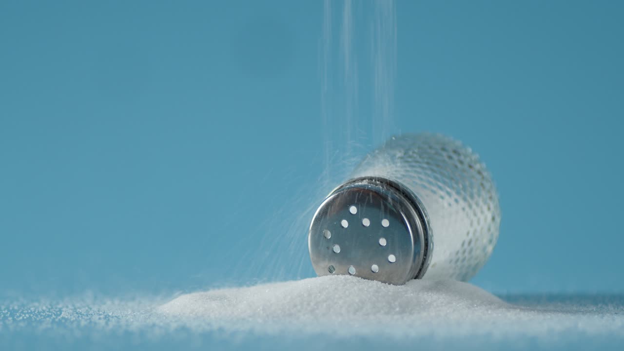 소금은 유리 항아리에 여 있습니다.