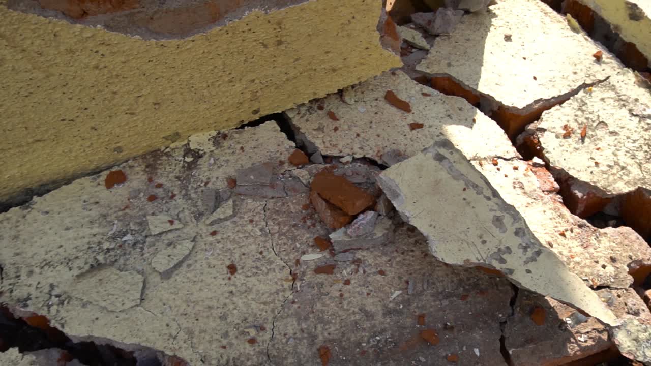 심하게 부서진 집의 벽