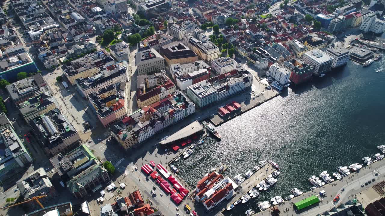 bergen es una ciudad y municipio en hordaland en la costa oeste de noruega. bergen es la segunda ciudad más grande de noruega.