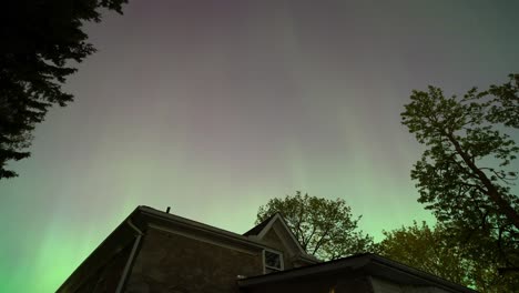 Aurora-Boreal-Bailando-Sobre-Una-Casa-En-Canadá,-Timelapse