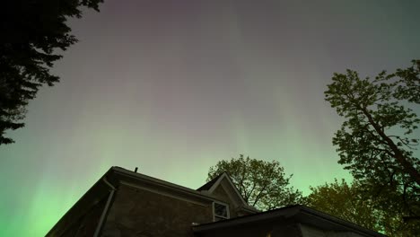 las luces del norte bailando sobre una casa en canadá, time-lapse