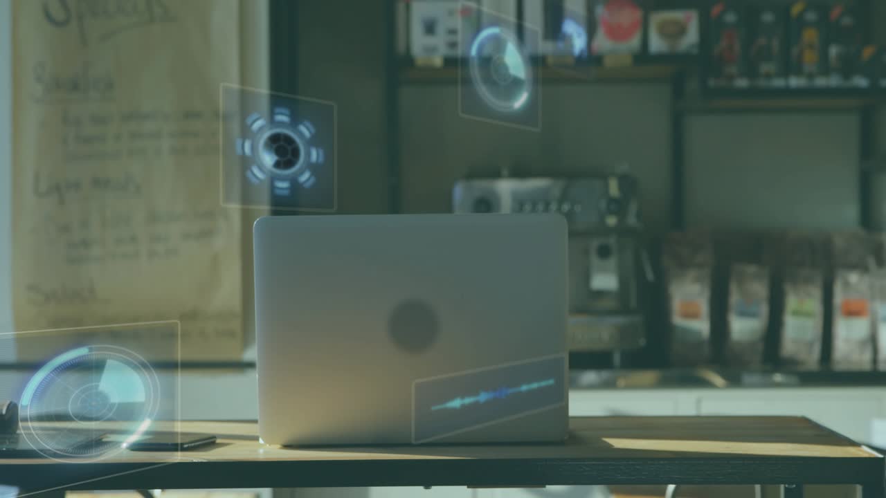 Åbner på et bord med en sølvfarvet bærbar computer, der viser holografiske cirkler, som kredser og antyder dataprojektion.