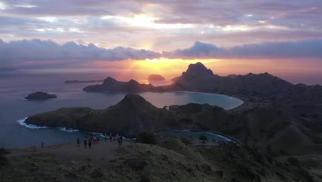 Ausgezeichnete-Luftaufnahme-Von-Touristen,-Die-Den-Blick-Auf-Den-Sonnenuntergang-Von-Der-Insel-Padar-Im-Komodo-nationalpark-In-Indonesien-Genießen