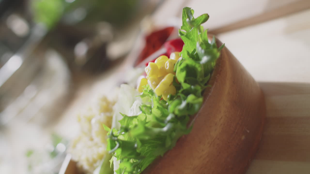 preparando una ensalada mixta saludable