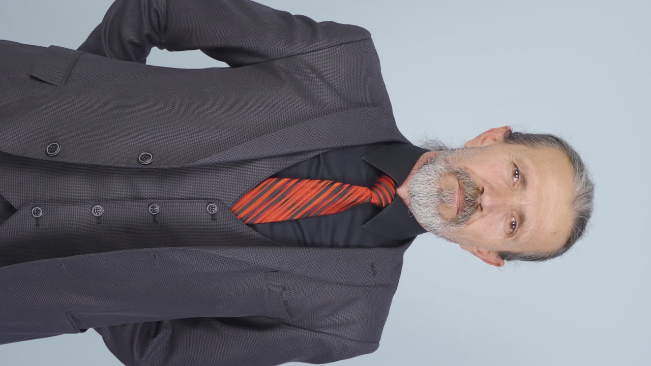 vídeo vertical de un viejo empresario fuerte y exitoso.