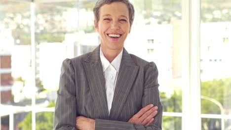 행복 한 사업가 여자 는 팔 을 고 카메라 에 미소 짓고 있다