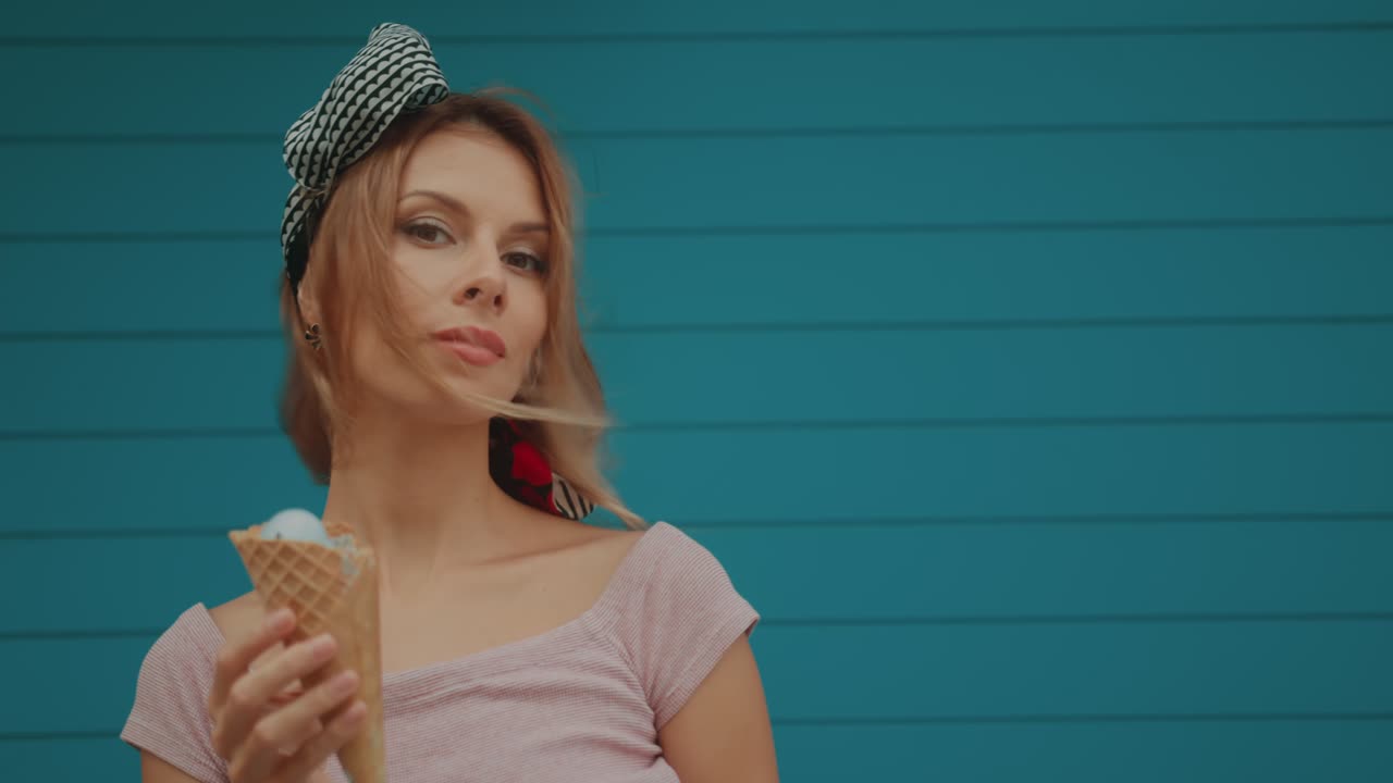 una mujer disfrutando de helado.