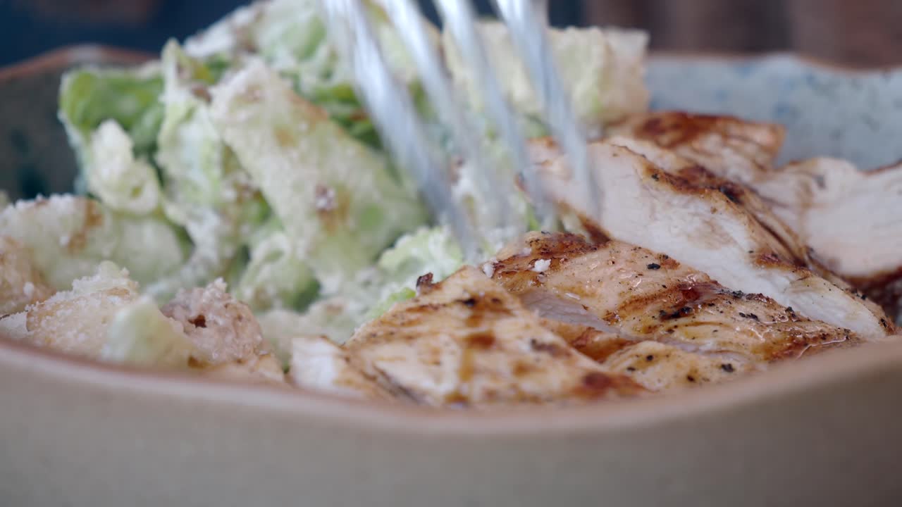 맛있는 시저 러드와 그릴 고기