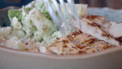 una deliciosa ensalada césar con pollo a la parrilla