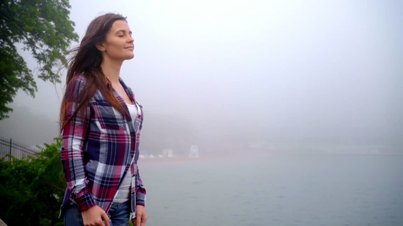 mujer joven respirando aire fresco. concepto de libertad. mujer caminando respirando