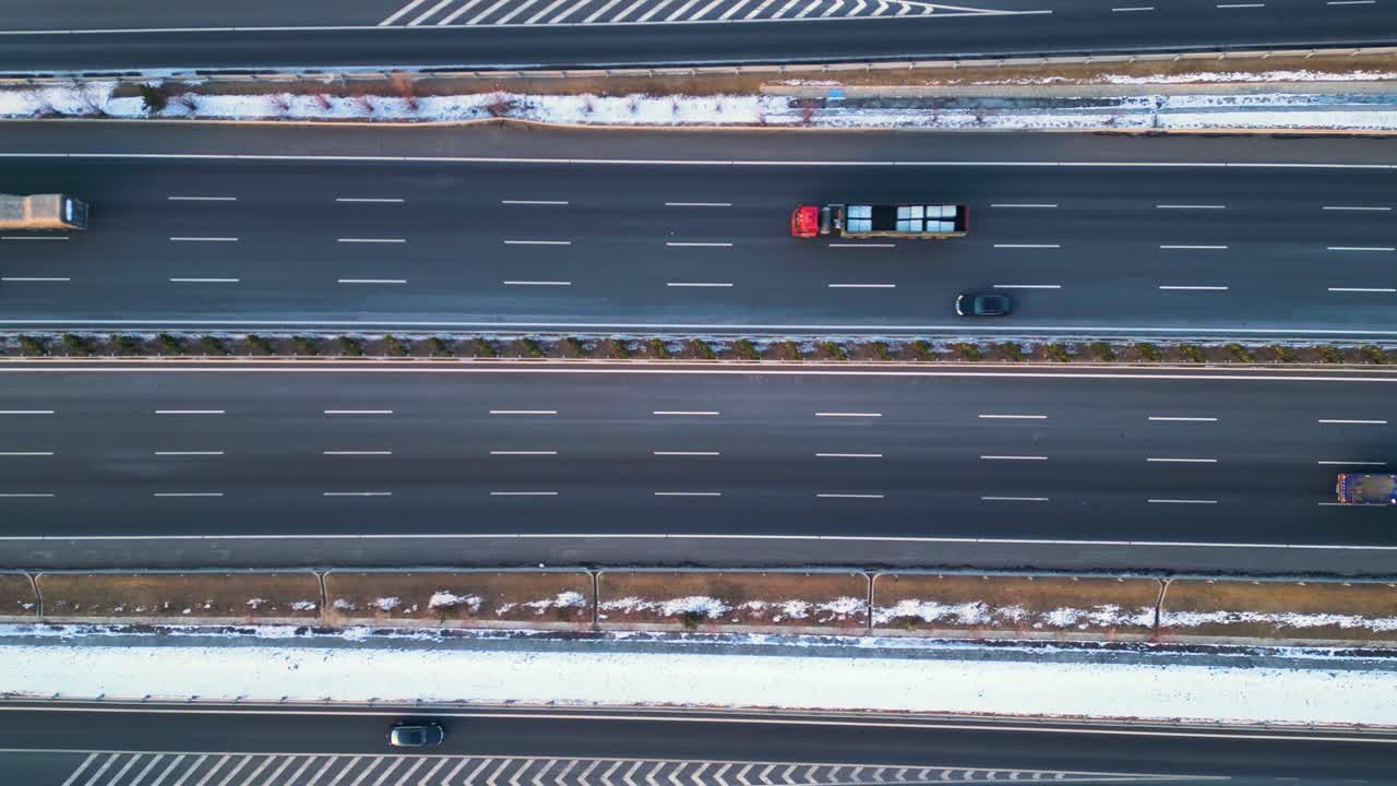 한 겨울 날, 중국 산둥 지방의 칭다오-인천 고속도로의 공중 사진