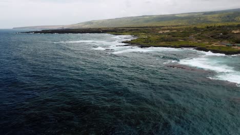 hermoso océano con rocas de lava en la isla grande de la u