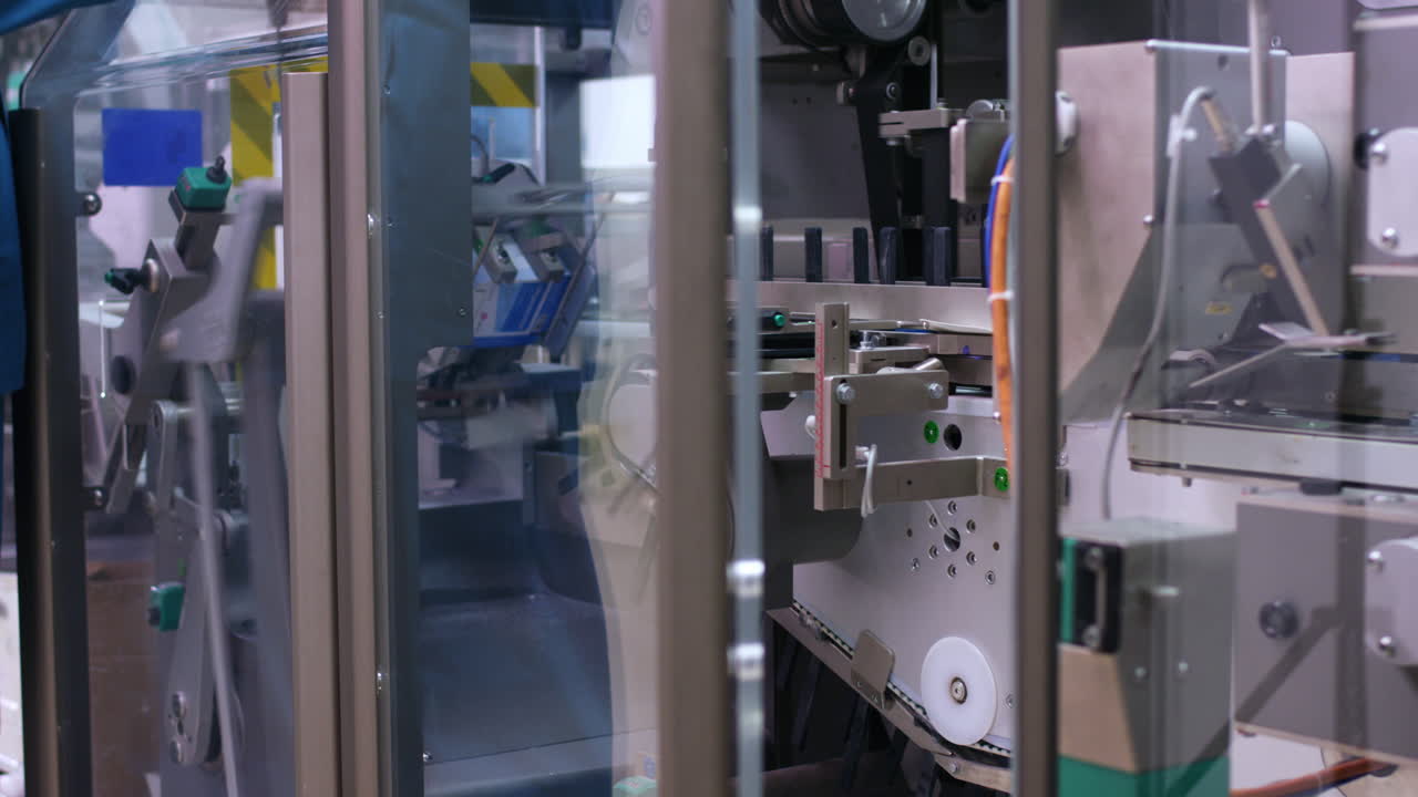 Automated manufacturing process. Pharmaceutical manufacturing machine